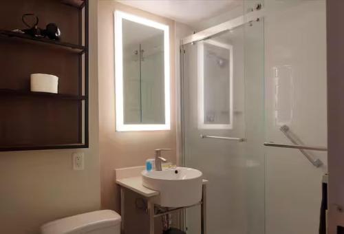 Un baño de Modern Studio • Gym + Lounge with Pool Table