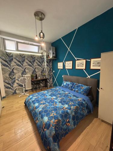 ein Schlafzimmer mit einem Bett und einer blauen Wand in der Unterkunft Milano underground in Mailand