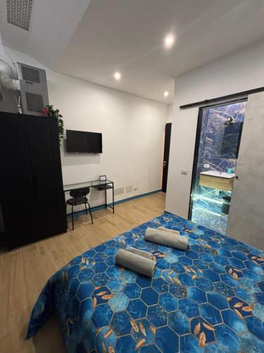 ein Schlafzimmer mit einem Bett und zwei Kissen darauf in der Unterkunft Milano underground in Mailand