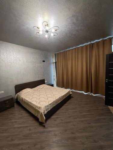 una camera con letto e soffitto con lampadario a braccio di LusakertHouse a Nor Gyugh