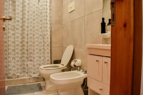 a bathroom with a toilet and a sink and a shower at Loft natural - Zona rio - Turismo! in Rosario