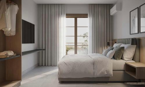 una camera da letto con un letto e una grande finestra di Pyrenéus Residence a Pirenópolis