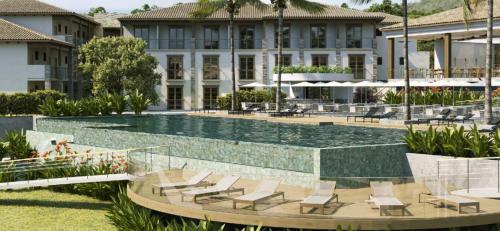 un resort con piscina e sedie a sdraio di Pyrenéus Residence a Pirenópolis