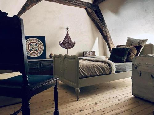 une chambre avec un lit et une chaise dans une pièce dans l'établissement The Mystical Suite, à Anvers