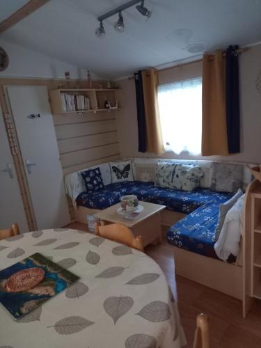 Le Gaoucher في فيل سانت غيرونز: غرفة بسرير واريكة وطاولة