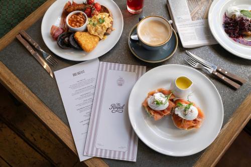 einen Tisch mit Tellern und einer Tasse Kaffee in der Unterkunft The Royal Hotel in Bideford