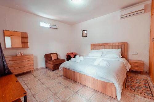 Postel nebo postele na pokoji v ubytování Family Guesthouse Dar Al Hajja Fatima