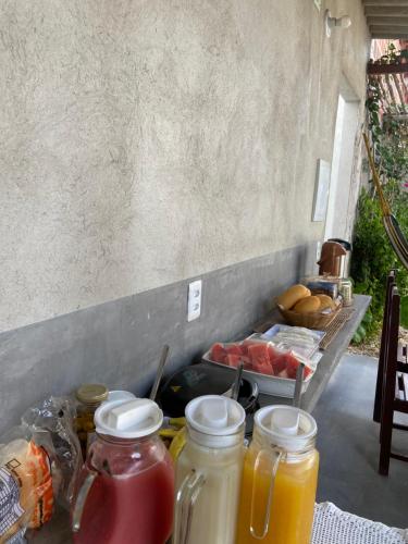 un tavolo con sopra barattoli di succo e frutta di Aratu Pousada a Camocim