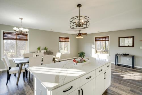 eine Küche und ein Esszimmer mit einer großen weißen Insel in der Unterkunft Winter Linden Escape Family Home and Gym in Front Royal