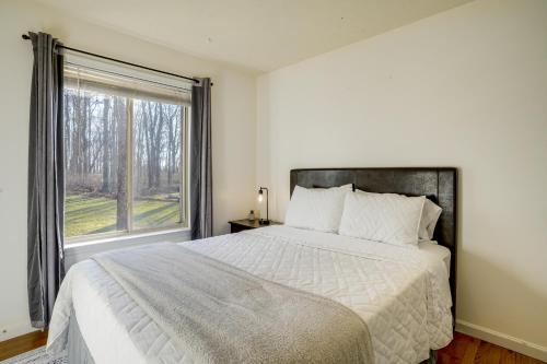 ein Schlafzimmer mit einem großen Bett und einem Fenster in der Unterkunft Winter Linden Escape Family Home and Gym in Front Royal