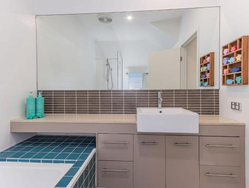 un bagno con lavandino e specchio di Creekfront Escape with Stunning Water Views a Pottsville