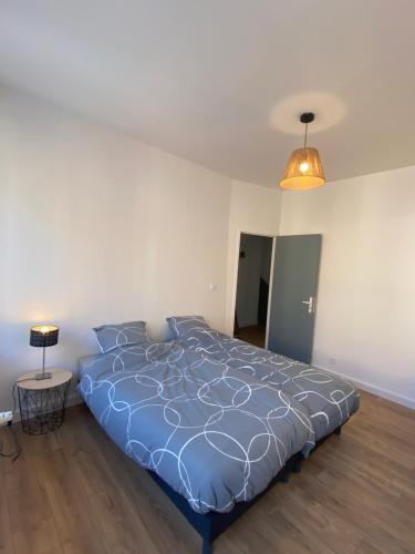 Ein Bett oder Betten in einem Zimmer der Unterkunft la maison des copains, garage et wifi