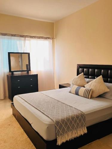 Modern King Room, Dubai City View, Private & Peaceful, 2 mint walk to Dubai