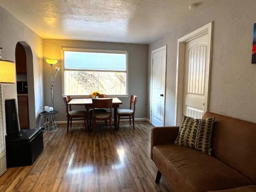 Et opholdsområde på Cute Bungalow 1 Mile from U of A