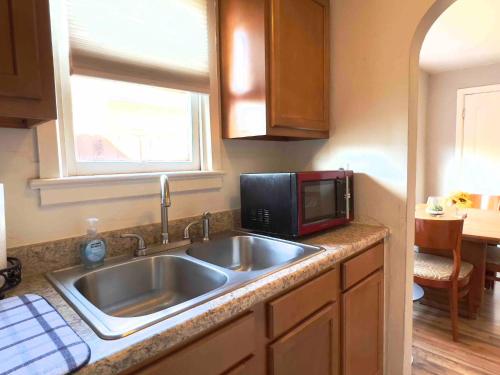 Køkken eller tekøkken på Cute Bungalow 1 Mile from U of A