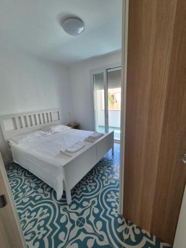 En eller flere senge i et værelse på Pali's Rooms & Lodges