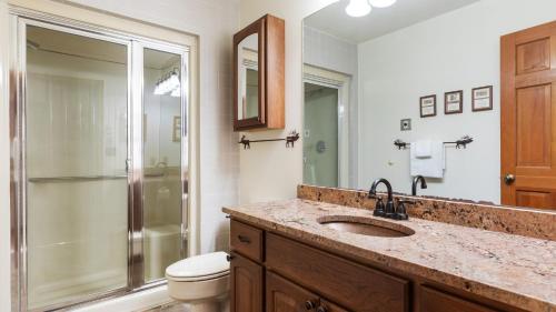 Ένα μπάνιο στο Riverside Condos B101 by AvantStay Condo Close To Downtown Town Park Ski Lift 8