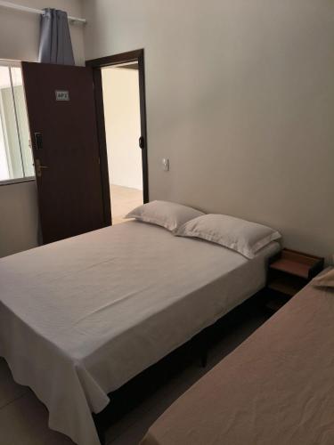 Postel nebo postele na pokoji v ubytování Quarto para 3 pessoas