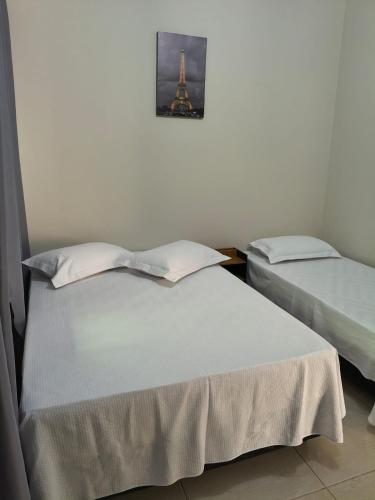 Postel nebo postele na pokoji v ubytování Quarto para 3 pessoas