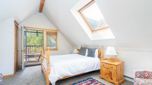 Ένα ή περισσότερα κρεβάτια σε δωμάτιο στο Smuggler F by AvantStay Gorgeous Condo Close To Lift 7