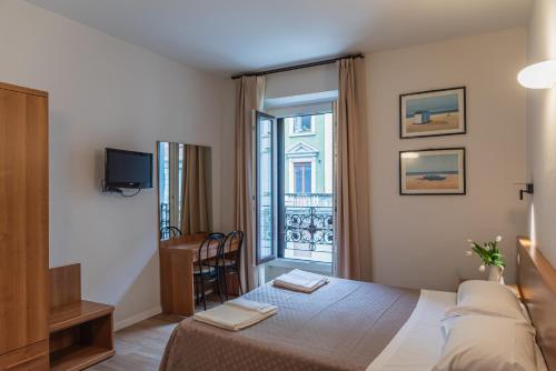 ミラノにあるホテル デル ソルのベッドとバルコニー付きのホテルの部屋