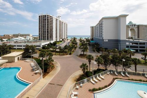 uma vista aérea de um resort com piscina e edifícios em Ariel Dunes I 507 Beach side resort em Destin