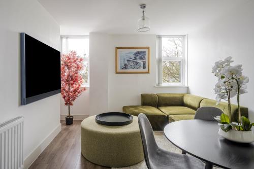 Μια τηλεόραση ή/και κέντρο ψυχαγωγίας στο Luxurious 2 Bed Apartment with Free Parking, Sky Sports & Netflix, Chelmsford City