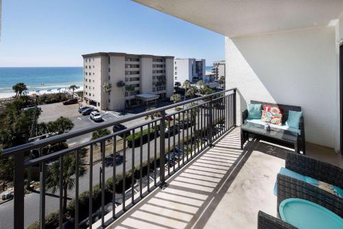 Μπαλκόνι ή βεράντα στο Emerald Isle 610 Beach Front condo