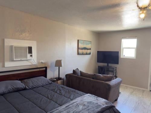 TV a/nebo společenská místnost v ubytování Relaxing Central Studio-Close to Everything