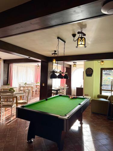 Biliár nebo kulečník v ubytování Almir Bran