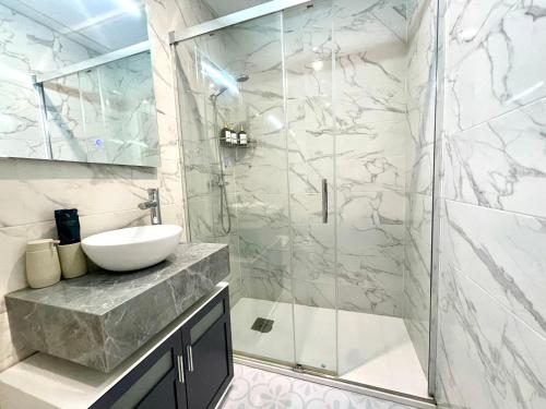 Designer and Quiet Studio 5 min to Maria Zambrano Station and 15 min walk to Beach photo 19