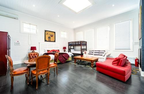 Χώρος καθιστικού στο 6BD Room Near Hawkesbury River