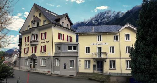 ein großes Gebäude mit roten und weißen Fenstern in der Unterkunft Hotel Sternen in Gurtnellen