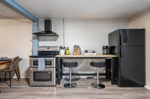 Una cocina o cocineta en Bohemian Cozy 2-Bedroom Ideal Family Retreat