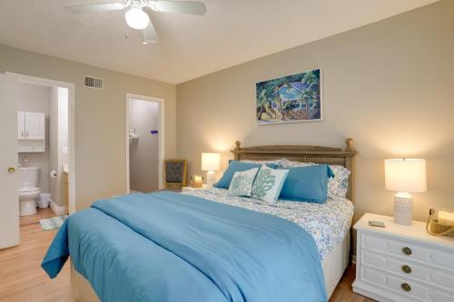 Ένα ή περισσότερα κρεβάτια σε δωμάτιο στο Seminole Townhome Easy Access to Beaches!
