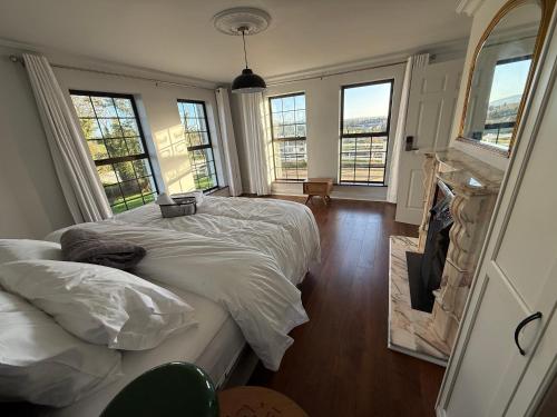 Giường trong phòng chung tại Cavan Equestrian Estate