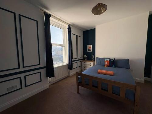 a bedroom with a bed and a window at Spacious 2 Bed Apartment in Central Margate in Margate