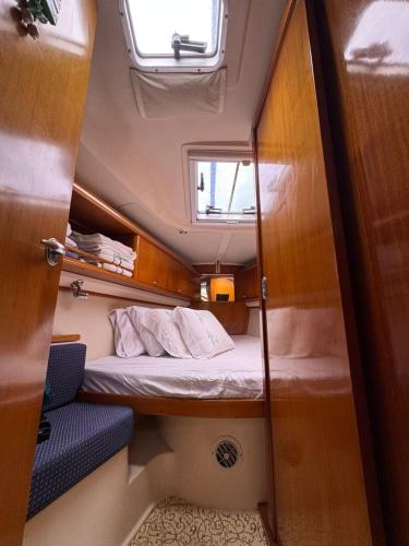 Ένα ή περισσότερα κρεβάτια σε δωμάτιο στο Veleiro MC Daud