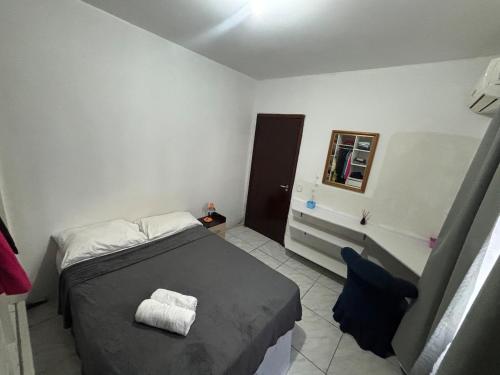 Un dormitorio con una cama con dos toallas encima. en Apartment 2 minutes from the beach, en Itajaí