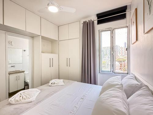 Giường trong phòng chung tại Apartamento 2 Quartos com Vista no Centro-Sul BH