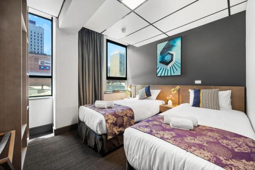 Cosmo on Bank في أديلايد: غرفة فندقية بسريرين ونافذة