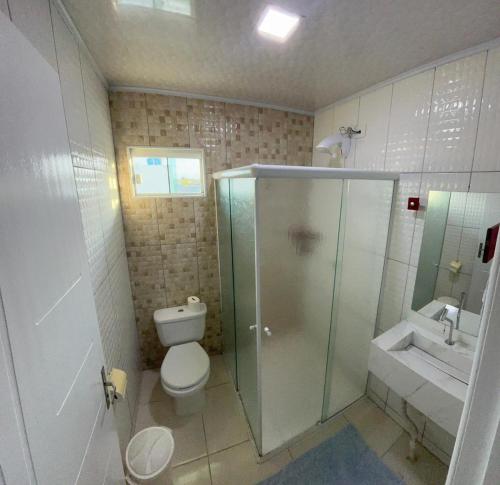 Pousada Graff في بنها: حمام مع دش ومرحاض ومغسلة