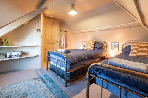 Кровать или кровати в номере Cosy Christmas Cottage by the Quay