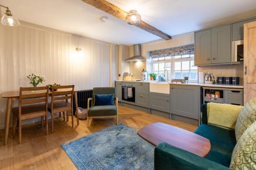 Кухня или мини-кухня в Cosy Christmas Cottage by the Quay
