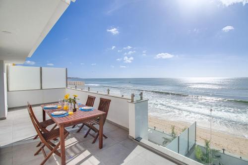 Premium Beachfront 2BD AC WiFi Ocean Balcony