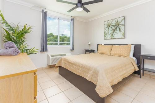 Ένα ή περισσότερα κρεβάτια σε δωμάτιο στο 3BR Penthouse with Rooftop Hot Tub and El Yunque Views