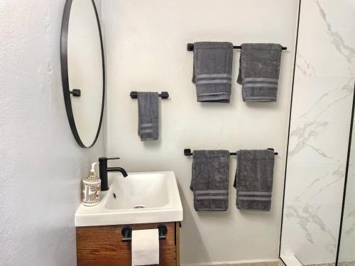 Ένα μπάνιο στο 3BR Penthouse with Rooftop Hot Tub and El Yunque Views