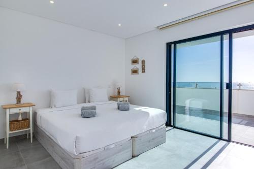 Premium Beachfront 2BD AC WiFi Ocean Balcony