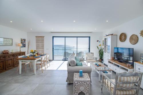 Premium Beachfront 2BD AC WiFi Ocean Balcony