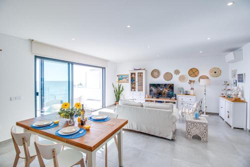 Premium Beachfront 2BD AC WiFi Ocean Balcony
